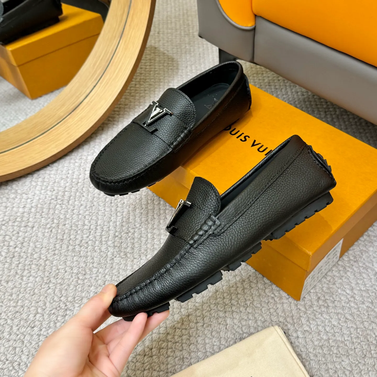 Men's men's shoes 💰420 (Yangli) LV 2⃣️0⃣️2⃣️5️⃣Spring and summer counter GLORIA series models ✈️Original factory special leather production, original last type. A classic driving slip-on casual shoe that shows an elegant style with exquisite craftsmanship details such as Monogram embossing all over the upper🌀Italian imported calfskin fabric Sheepskin foot pads➕Inside～Private mold replica sole Unique style Comfortable driving slip-on Size: 4-12 (38-46) Comes with [Counter packaging: original box, wrapping paper, card, instruction manual, shoehorn, cloth bag] No pressure to enter and leave the counter!